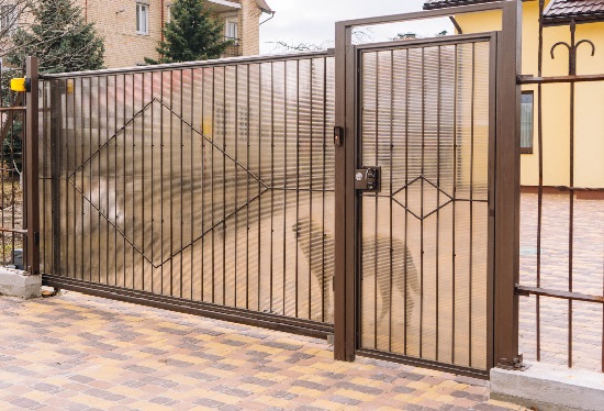 Купить ворота из профлиста с элементами ковки, с металлическими столбами в рамке или под дерево в Новороссийске от 154815 руб